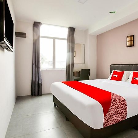 Oyo 89631 988 Hotel Johor Bahru Esterno foto