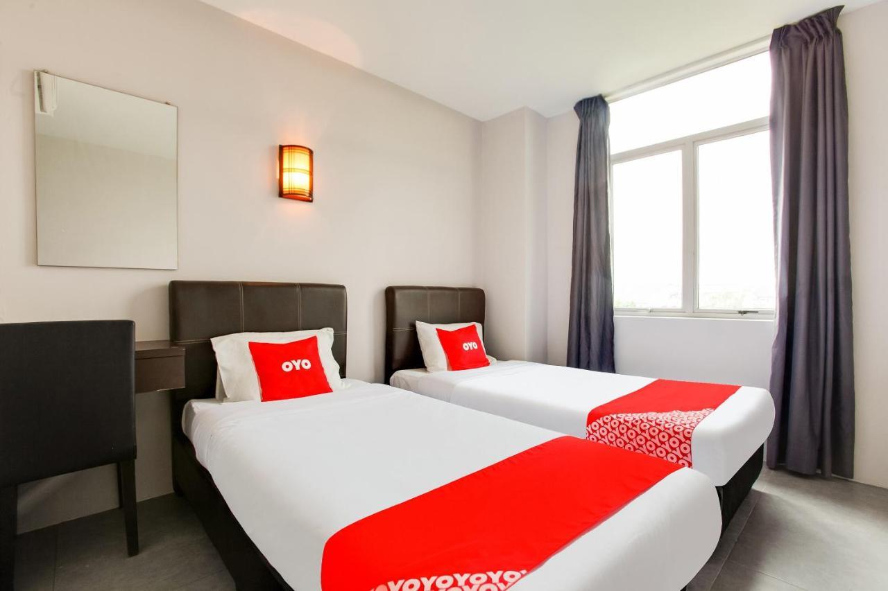 Oyo 89631 988 Hotel Johor Bahru Esterno foto